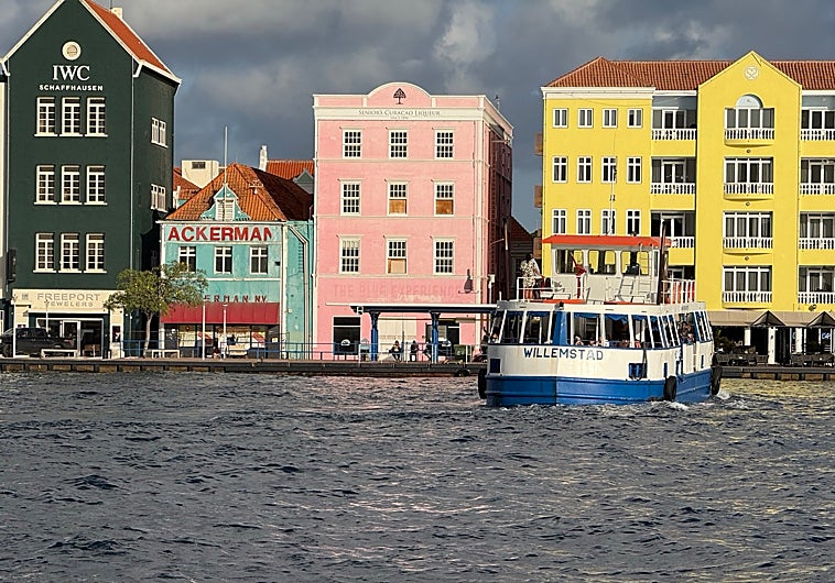 Imagen principal - El frente marítimo de Willemstad resume el giro de Curazao hacia el turismo mientras la Refinería Isla permanece sin producir combustible. Murales de afrodescendientes ocupan fachadas del centro de la capital. 