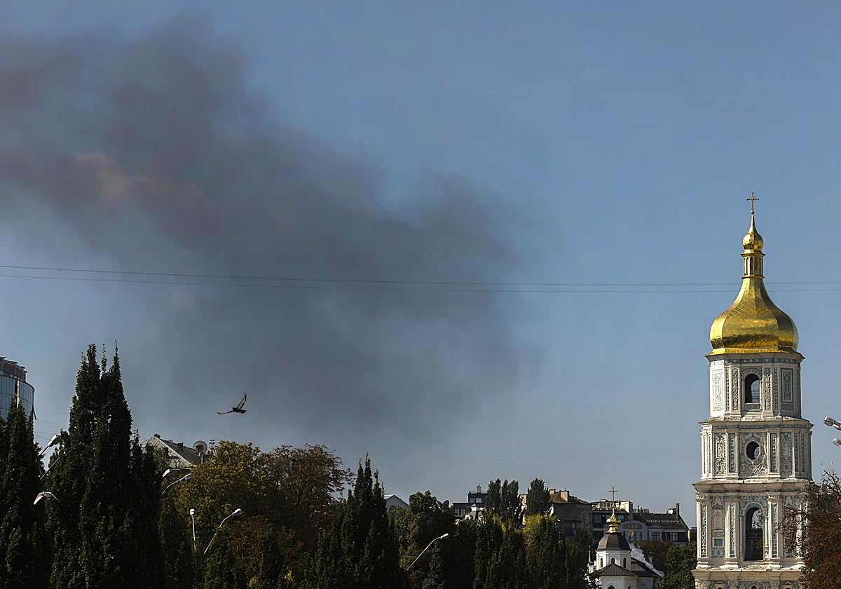 Un dron ruso golpea la sede de la agencia de Inteligencia ucraniana en Kiev