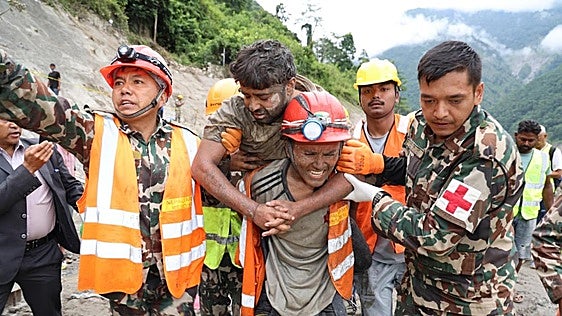Rescatados dos trabajadores de un túnel de Nepal nueve días después de la catástrofe