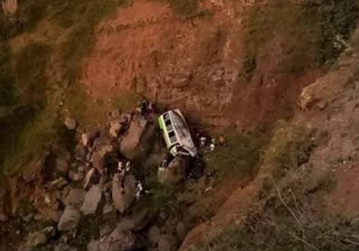 Al menos 25 muertos, la mayoría estudiantes de secundaria, tras precipitarse un autobús por un barranco en Cabo Verde
