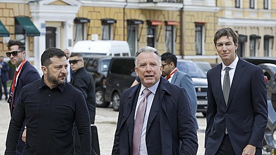 Los enviados especiales de Trump visitan por primera vez Kiev para reactivar las conversaciones de paz