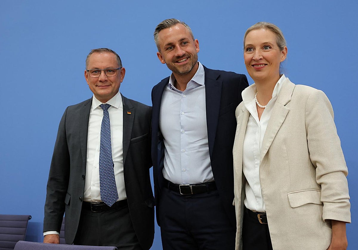 El ganador de las elecciones en Sajonia-Anhalt, Ulrich Siegmund (centro), con la líder de AfD, Alice Weidel, y el diputado Tino Chrupalla.