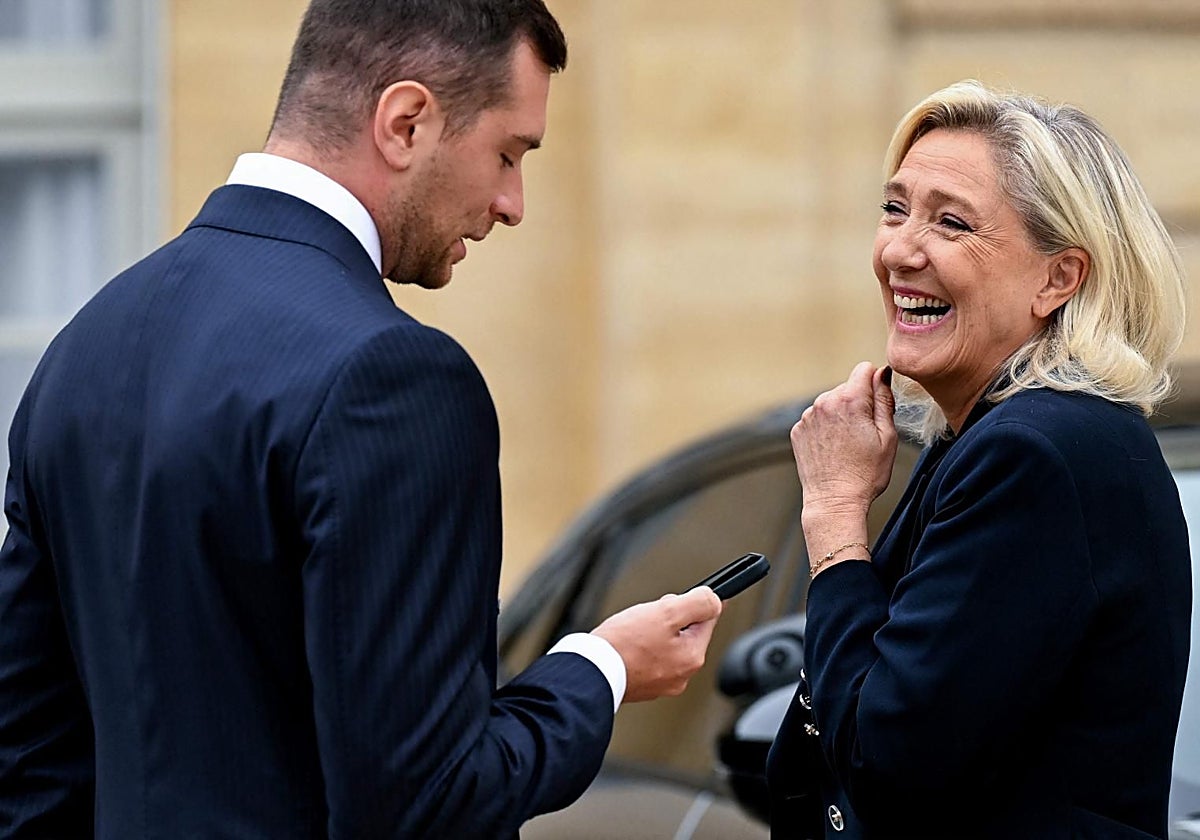 Marine Le Pen y Jordan Bardella, los líderes de Agrupación Nacional, se felicitan por la victoria de AfD en Alemania.