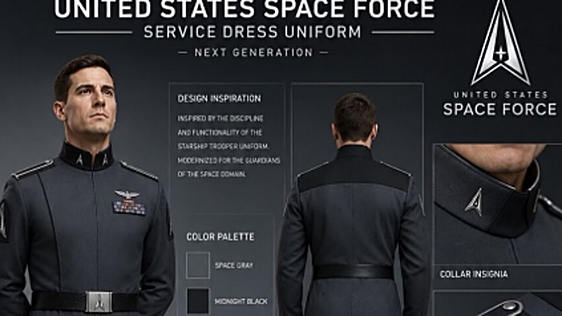 Trump muestra el uniforme de la Fuerza Espacial de EE.UU. y recibe numerosas críticas por su parecido con un traje nazi