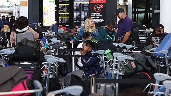 Sigue el caos en los aeropuertos británicos con más de 1.900 vuelos cancelados