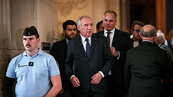 Vuelven a juzgar al ex primer ministro francés Bayrou por la malversación de 300.000 euros del Parlamento Europeo