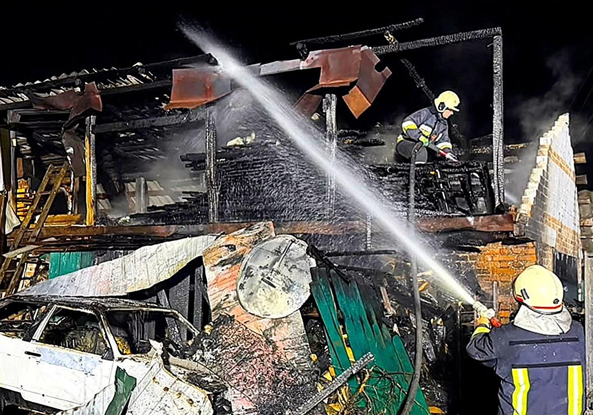 Los bomberos apagan el fuego tras un ataque ruso en la región ucraniana de Chernihiv.