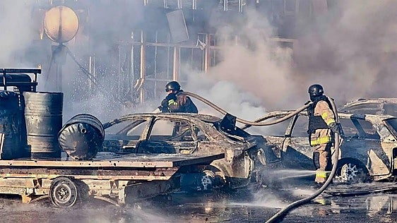 Al menos cuatro muertos en un bombardeo ruso sobre un centro comercial en Ucrania