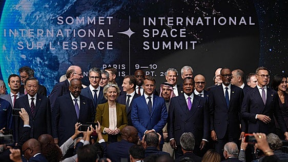 Macron pide ambición a Europa para lanzar la primera nave espacial habitada en 2035