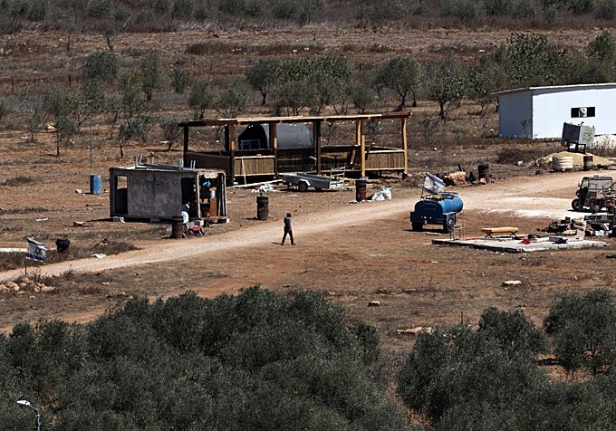 Los colonos israelíes trabajan en el asentamiento situado junto a la localidad de Turmous Ayya, en Cisjordania
