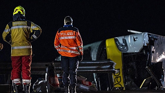 Varios muertos tras volcar un autobús turístico con casi 50 pasajeros neerlandeses en el este de Suiza