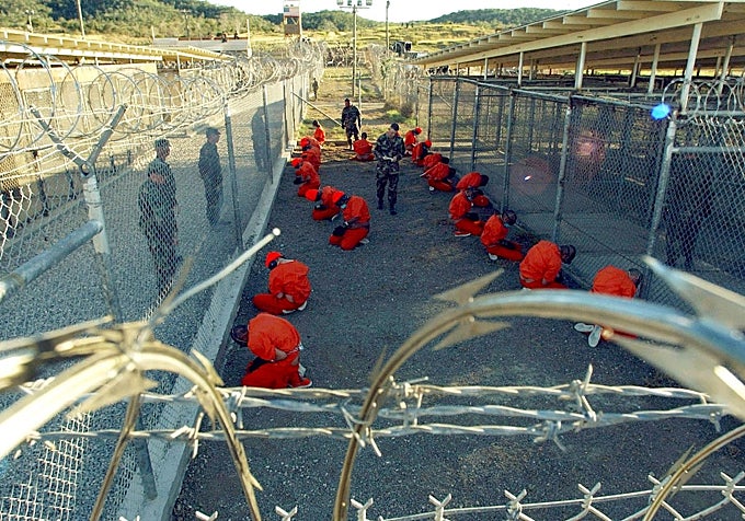 2002, el inicio de la cárcel: detenidos de Al-Qaeda y los talibanes, vestidos con monos naranjas.