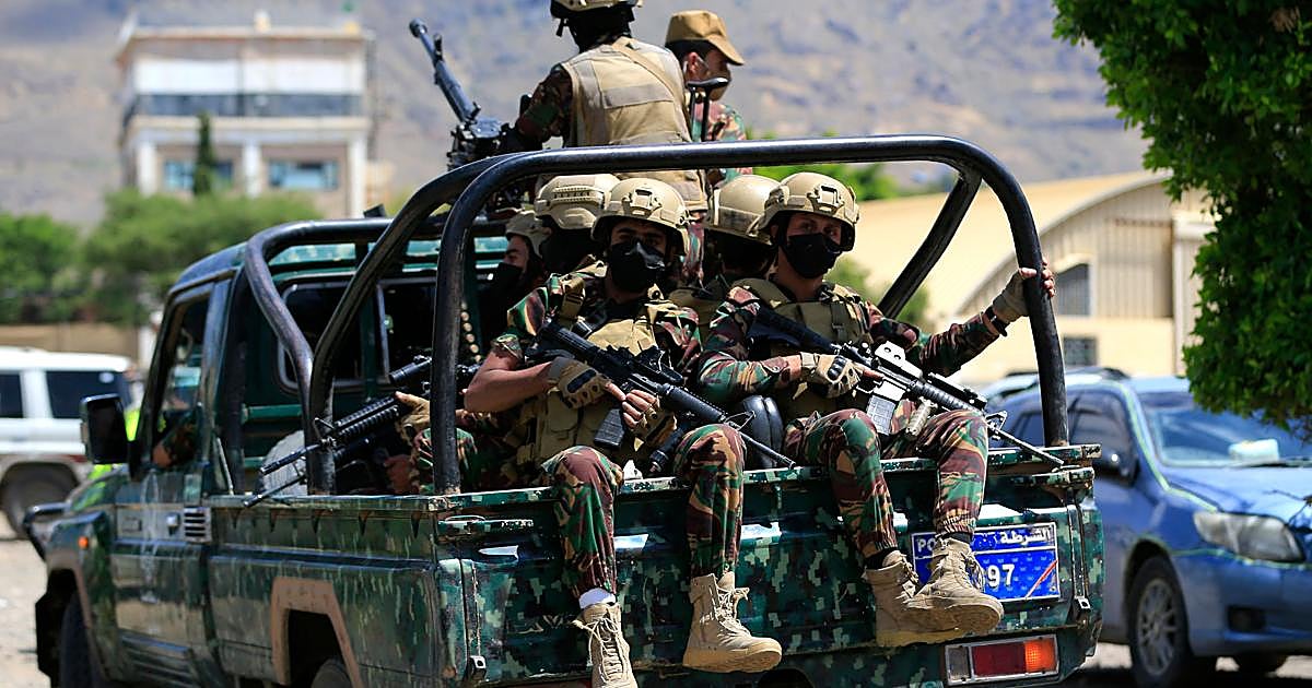 Los hutíes anuncian un ataque contra una base de Arabia Saudí tras nuevos combates contra fuerzas de Yemen