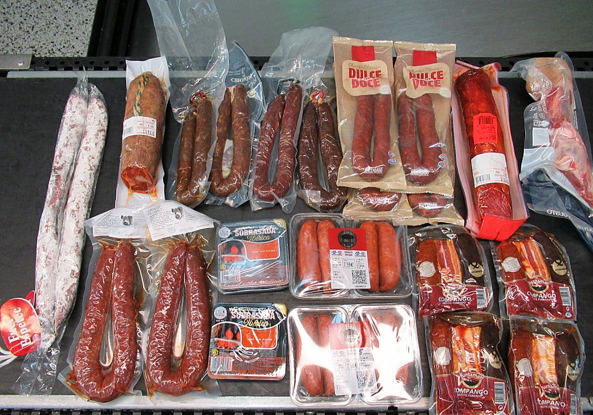 Pillan a un estadounidense intentando colar más de 8 kilos de embutido del Mercadona sin declarar en el Aeropuerto de Seattle