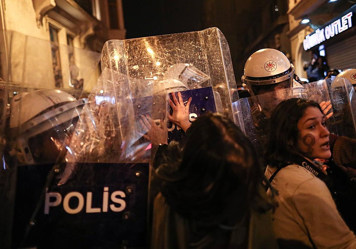 Turquía detiene a casi un centenar de activistas que protestaban contra las redadas anti-LGBTI