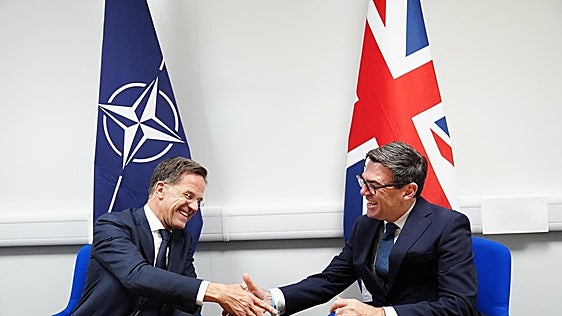 El primer ministro británico le promete a Rutte que subirá su gasto militar un 16%