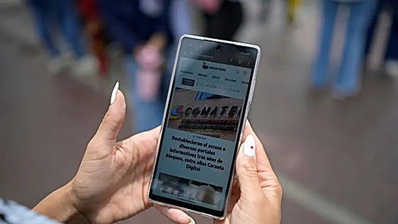 El chavismo levanta de manera parcial la censura y desbloquea diez portales informativos