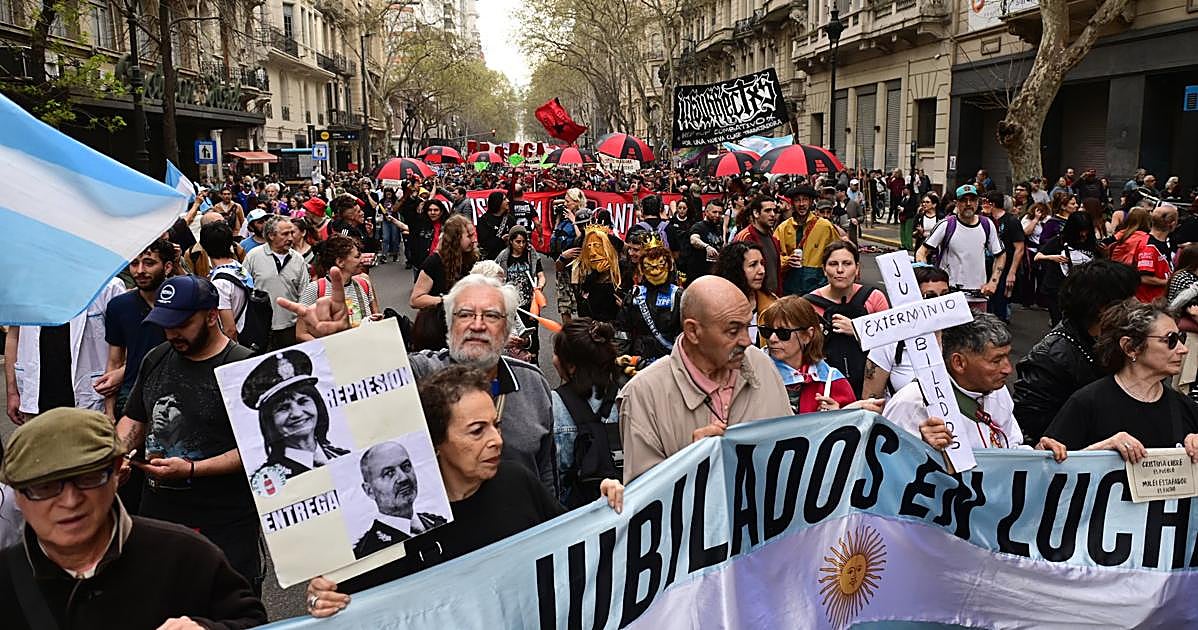Miles de argentinos se unen en una ‘Marcha de la bronca’ contra Milei: «Estamos lejos de llegar a fin de mes»