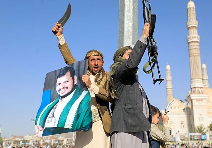 Un hombre sostiene un retrato del líder de la milicia hutí, Abdul Malik al Houthi, en una protesta contra EE.UU., en enero de 2024, en la capital, Saná.