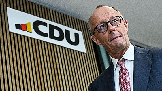 Merz radicaliza su política de inmigración para frenar la fuga de votos hacia AfD