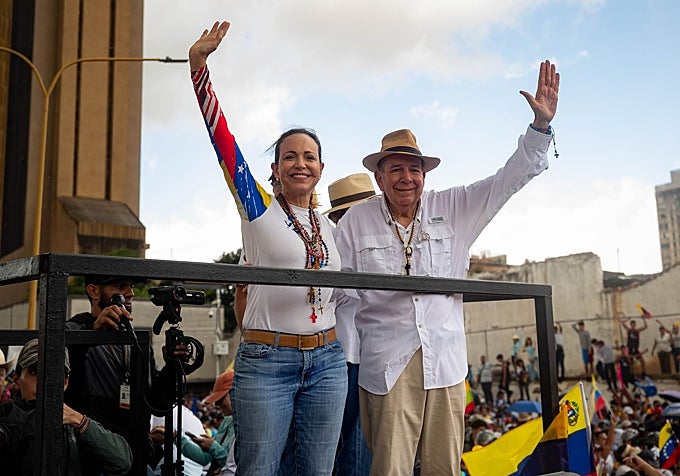 El candidato presidencial Edmundo González junto a la líder antichavista María Corina Machado, en Caracas.