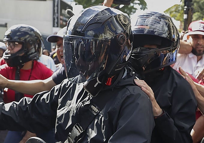María Corina Machado se retira en moto de una manifestación cuando fue secuestrada durante varias horas.