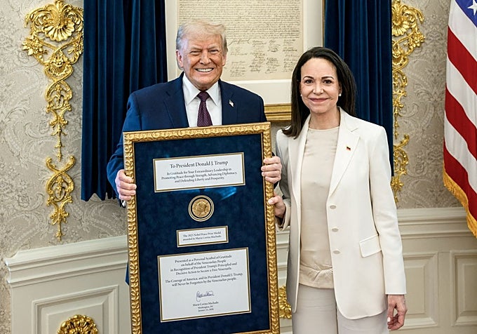 María Corina Machado ofrece el Premio Nobel de la Paz al presidente de EE.UU., Donald Trump.