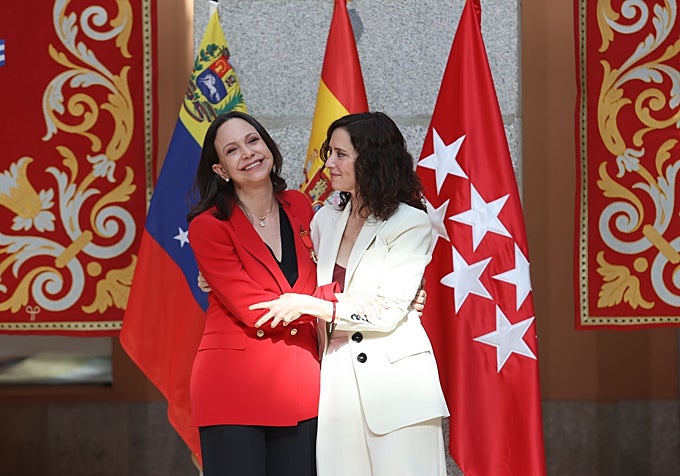 Dos días estuvo María Corina Machado en España en abril de 2026. El 18 de abril, la opositora venezolana salió al balcón de la Puerta del Sol. La presidenta de la Comunidad, Isabel Díaz Ayuso, le entregó la Medalla de Oro de la ciudad. Machado se la dedicó a «cada uno de los ciudadanos dentro y fuera de Venezuela que han arriesgado su vida por la libertad»