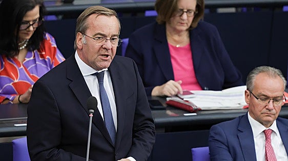 «No es chatarra», justifica el ministro de Defensa alemán sus compras de armamento