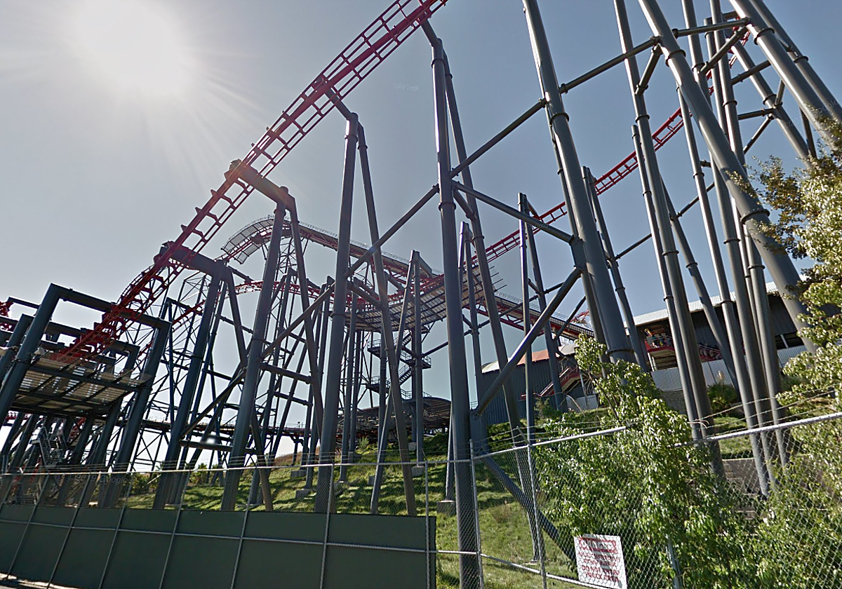 Más de 100 personas dicen haber sufrido daños cerebrales después de subirse a una montaña rusa en el Six Flags en California