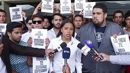 Jóvenes exigen a las autoridades que permitan el regreso de Machado a Venezuela