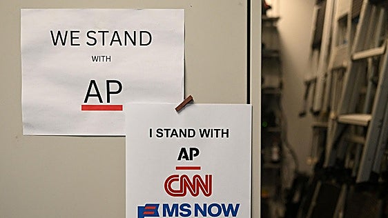 El Departamento de Justicia defiende el veto de Trump a medios en la Casa Blanca citando la seguridad nacional