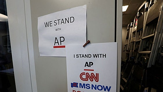 Un juez ordena a la Administración Trump restablecer el acceso de CNN, MSNBC y Politico a la Casa Blanca