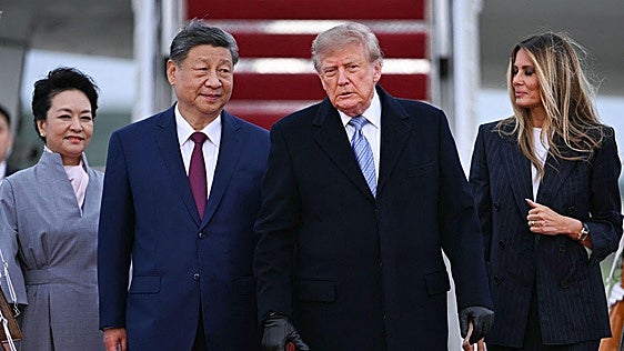 Trump agasaja a Xi Jinping con un recibimiento militar a pie de pista en Washington