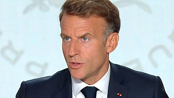 Macron anuncia el envío de soldados y misiles franceses para proteger el principal oleoducto de Arabia Saudí