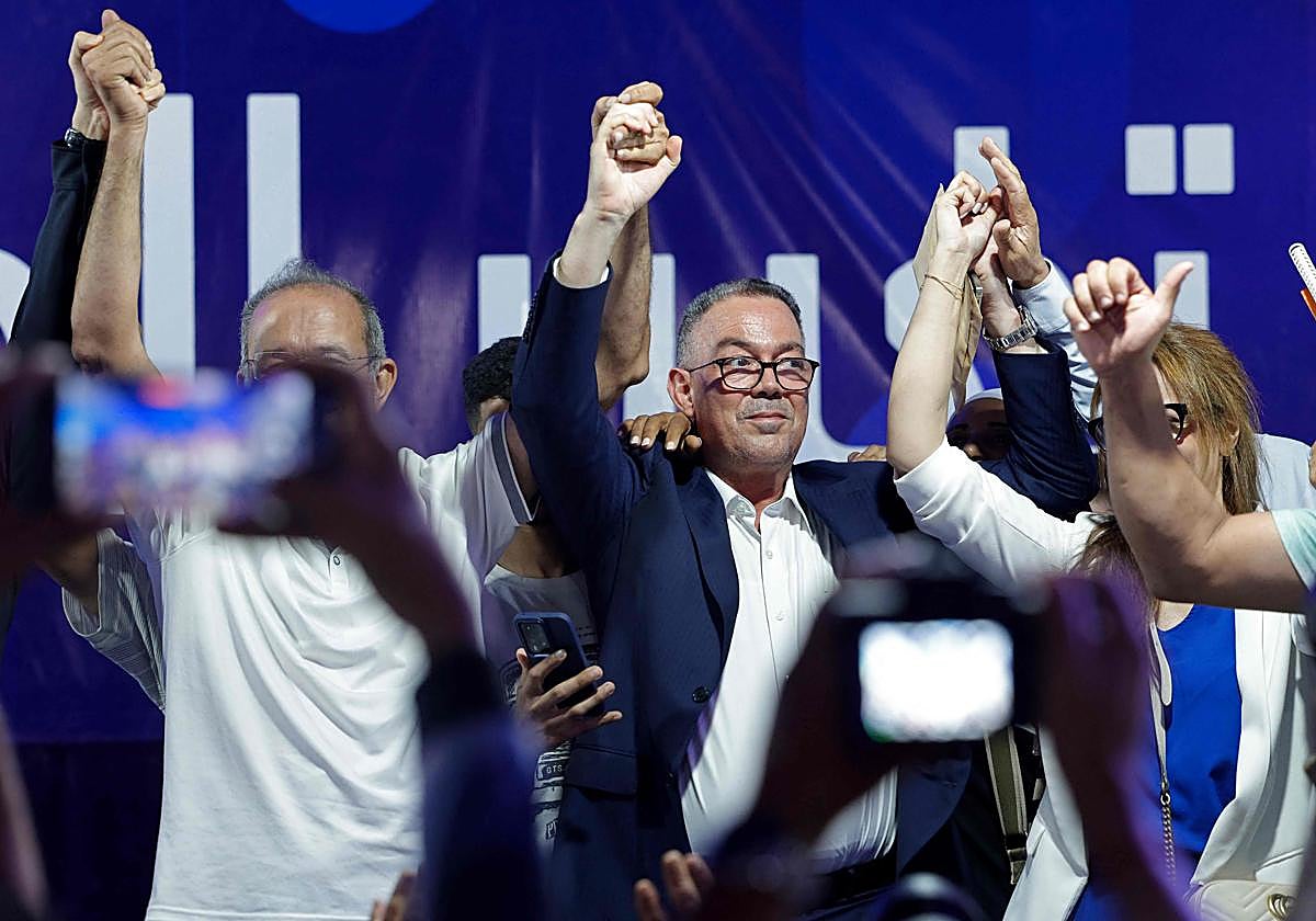 El ministro delegado marroquí encargado del Presupuesto, Fouzi Lekjaa, celebrando los resultados de las elecciones