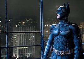 Un hombre disfrazado de Batman persigue a un ladrón y recupera un bolso robado