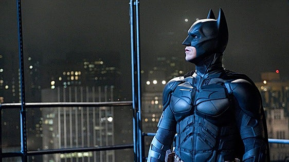 Un hombre disfrazado de Batman persigue a un ladrón y recupera un bolso robado