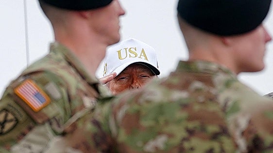 Donald Trump y varios miembros del Ejército estadounidense.