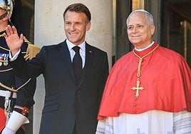 El Papa León XIV, recibido por Macron a su llegada a Francia.