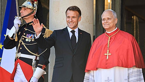 El Papa León XIV, recibido por Macron a su llegada a Francia.
