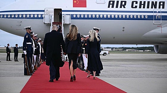 El presidente Trump y su esposa Melania enfilan la alfombra roja para recibir al mandatario chino, Xi JInping, este miércoles en Washington