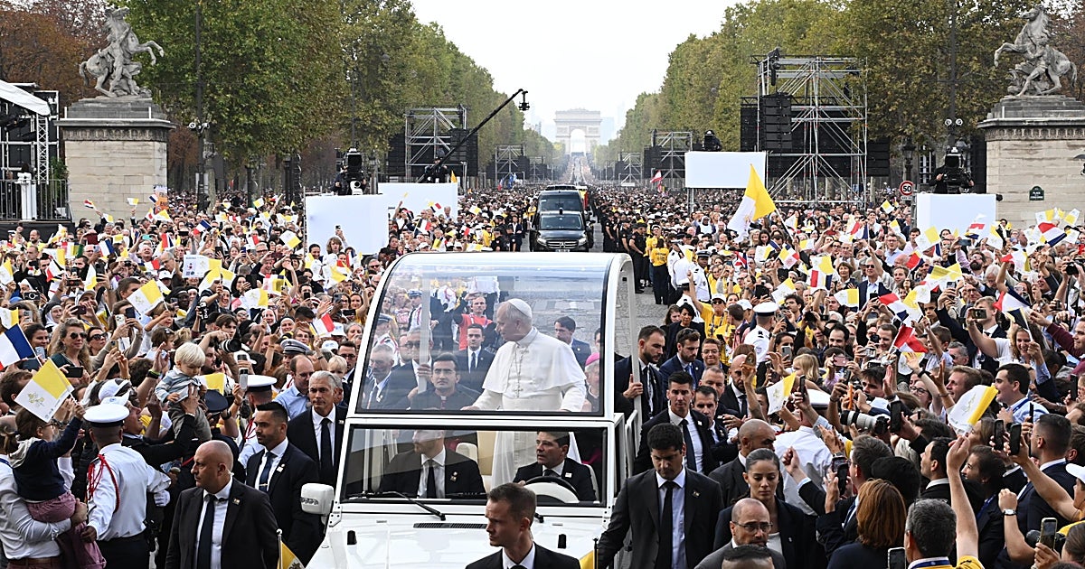 El Papa León XIV reivindica la «civilización del amor» con una misa multitudinaria en el corazón de París