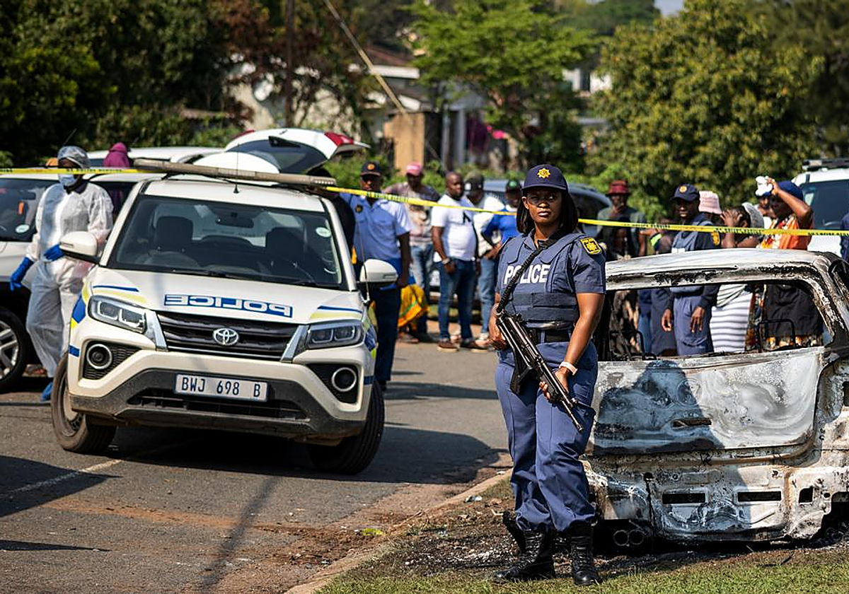 Hombres armados con AK-47 asaltan dos locales de ocio en Sudáfrica y dejan 27 fallecidos