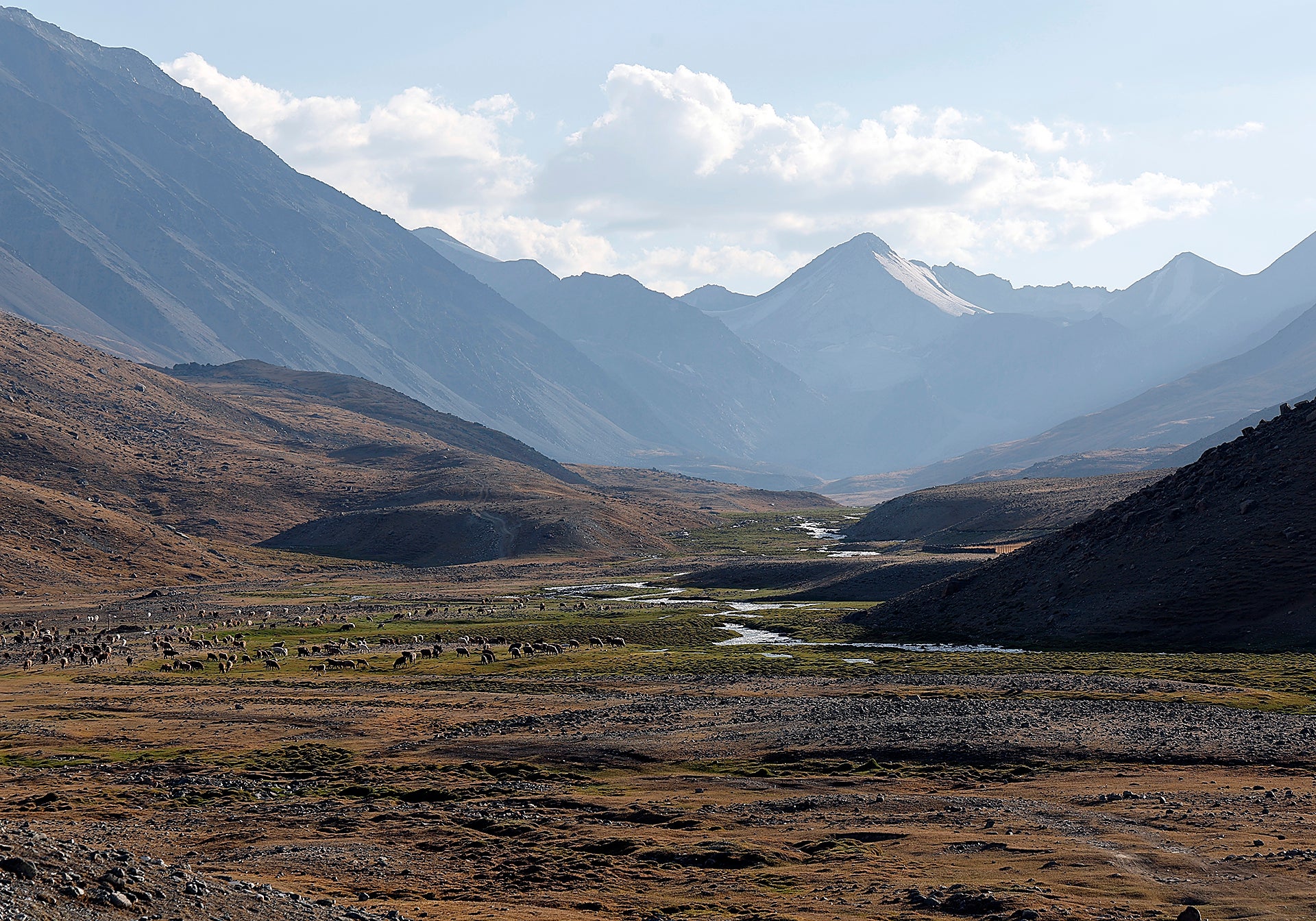 El paisaje que dejamos atrás, un valle con un pequeño río y, al fondo, las montañas que marcan la frontera con China