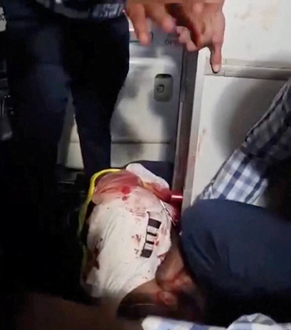 Pasajeros alrededor del copiloto herido a bordo.