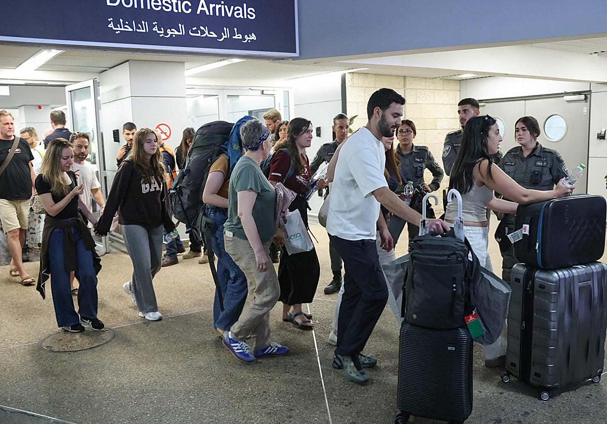 Los pasajeros del avión de Flydubai llegaron finalmente a Tel Aviv tras su aterrizaje de emergencia en Arabia Saudí.