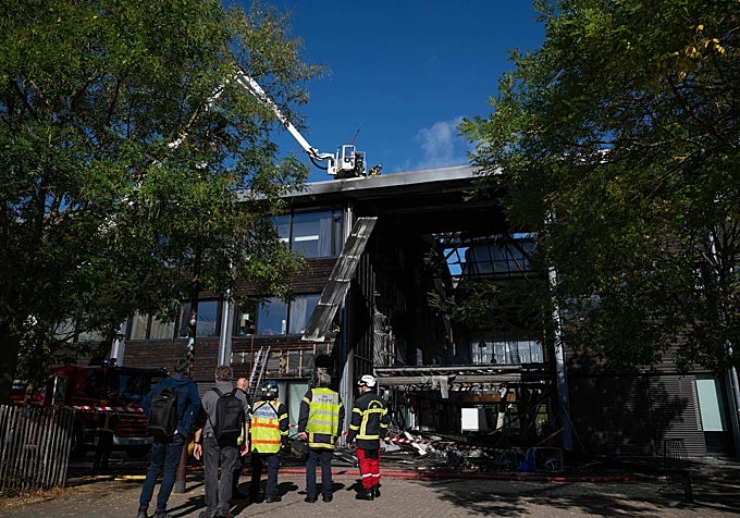 Los bomberos apagan el incendio provocado en un instituto en Nantes este jueves