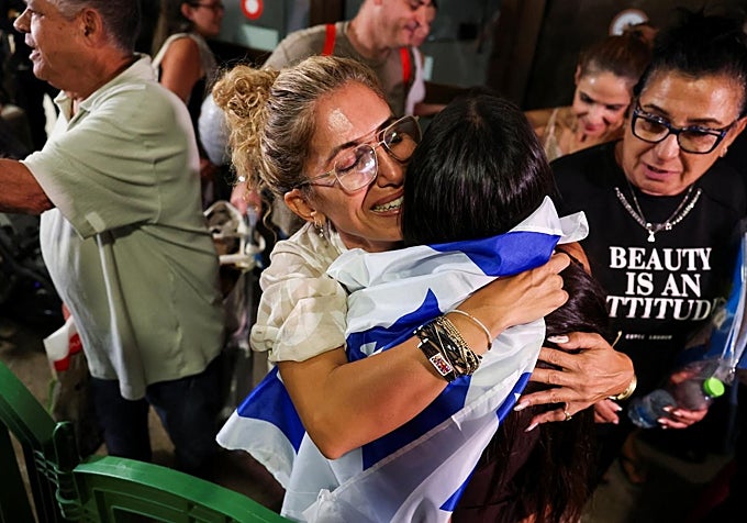 Pasajeros israelíes de Flydubai procedentes de Arabia Saudí aterrizan en el aeropuerto de Ben-Gurion, en Israel.