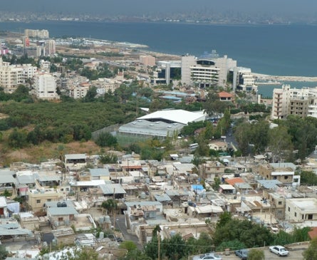 Imagen secundaria 1 - En este campamento cristiano se ven menos banderas palestinas que en los musulmanes (en la primera foto). En la segunda imagen, una panorámica de este emplazamiento que ya se ha convertido en una ciudad, por cuyas callejuelas corretean los niños (última foto). 